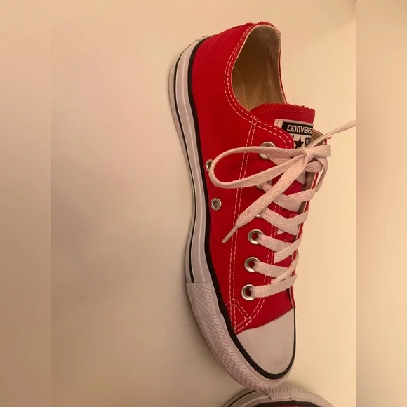CONVERSE CLASSIC RED CANVAS SNEAKERS W/WHITE RUBBER SOLES AND TOE CAPS. UNISEX - Picture 3 of 10